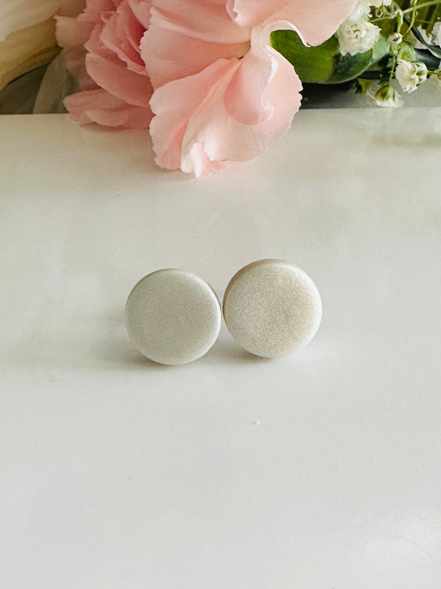 Pearl polymer clay stud earrings, 10 mm