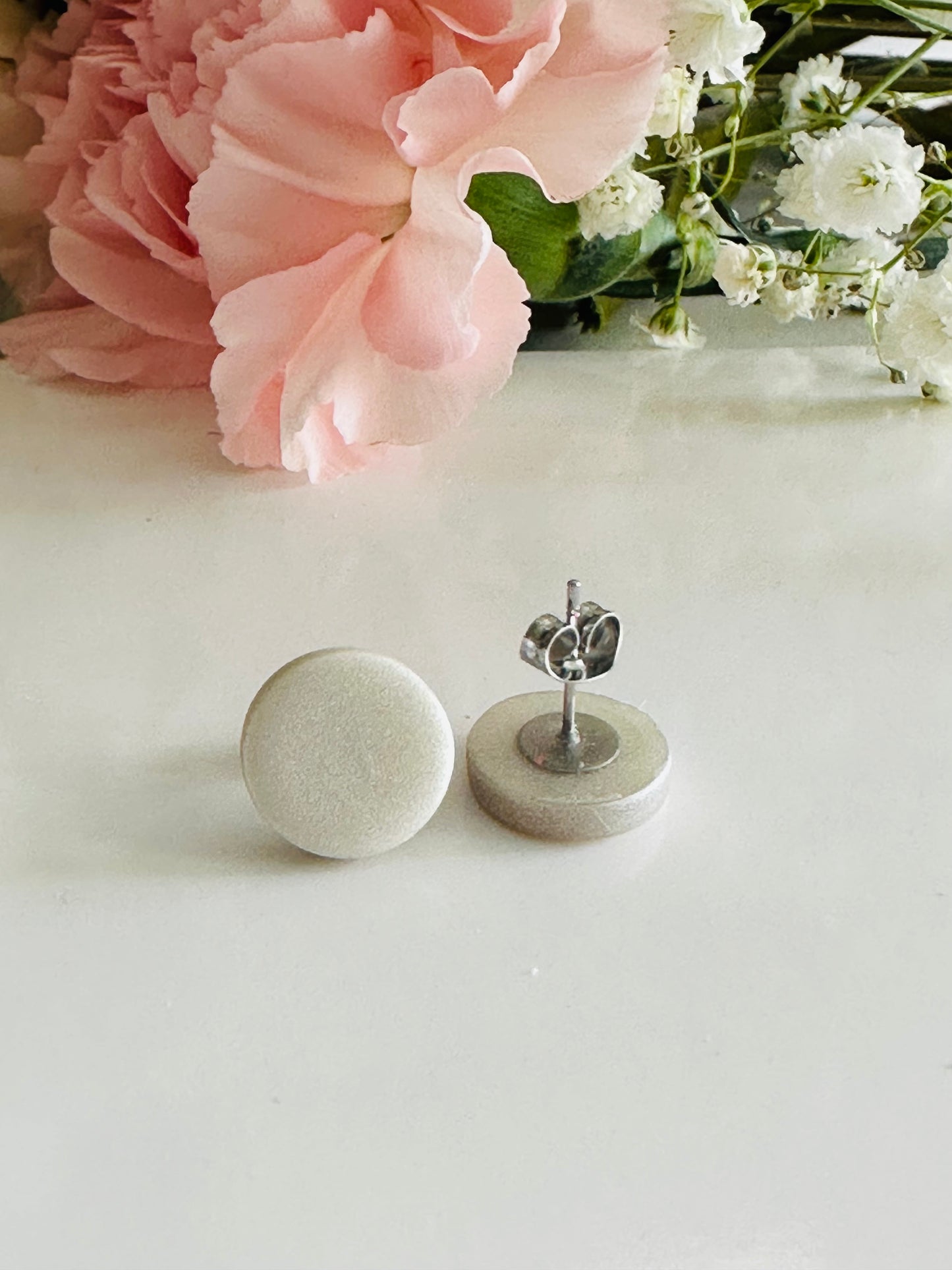 Pearl polymer clay stud earrings, 10 mm