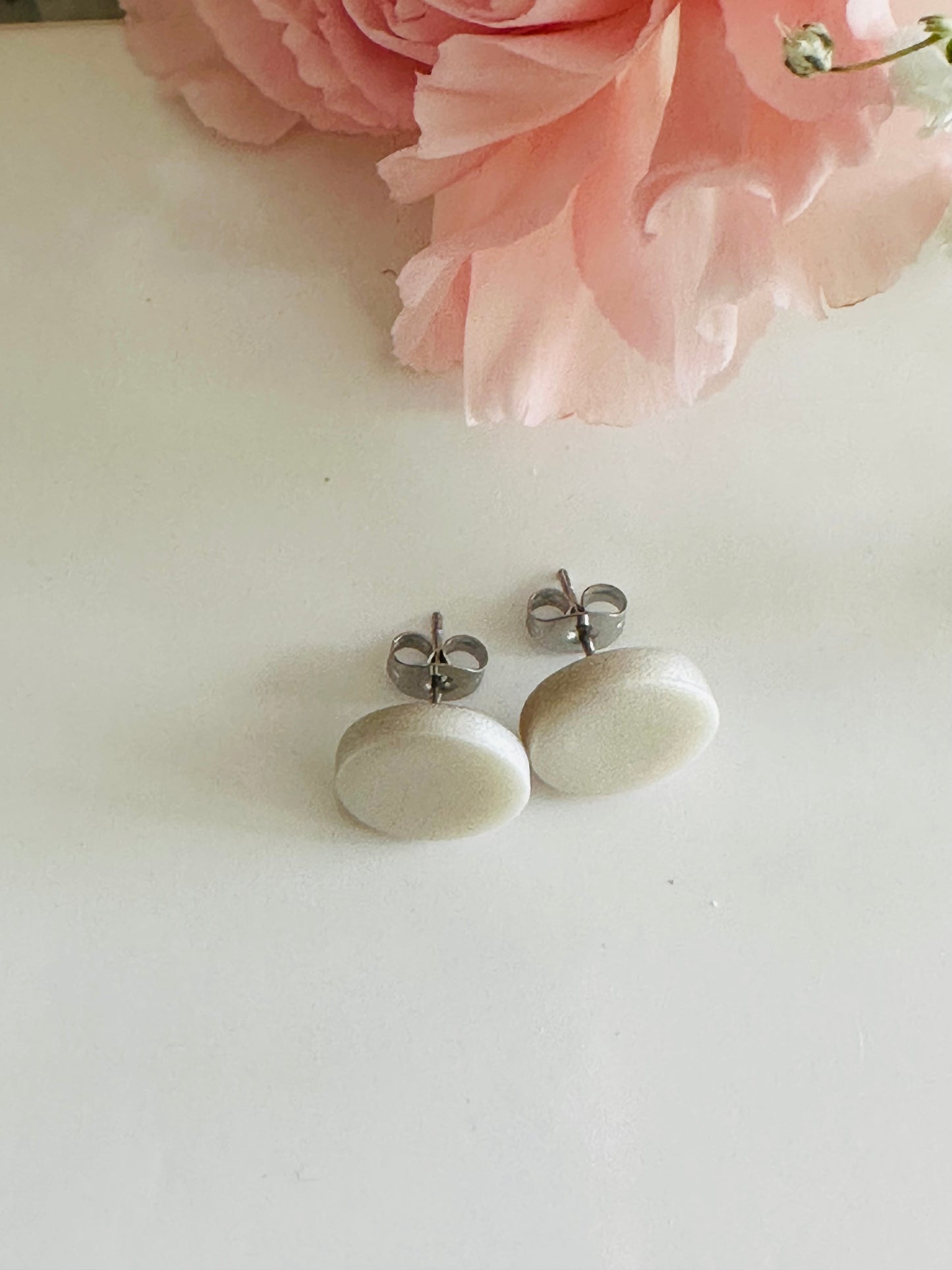 Pearl polymer clay stud earrings, 10 mm